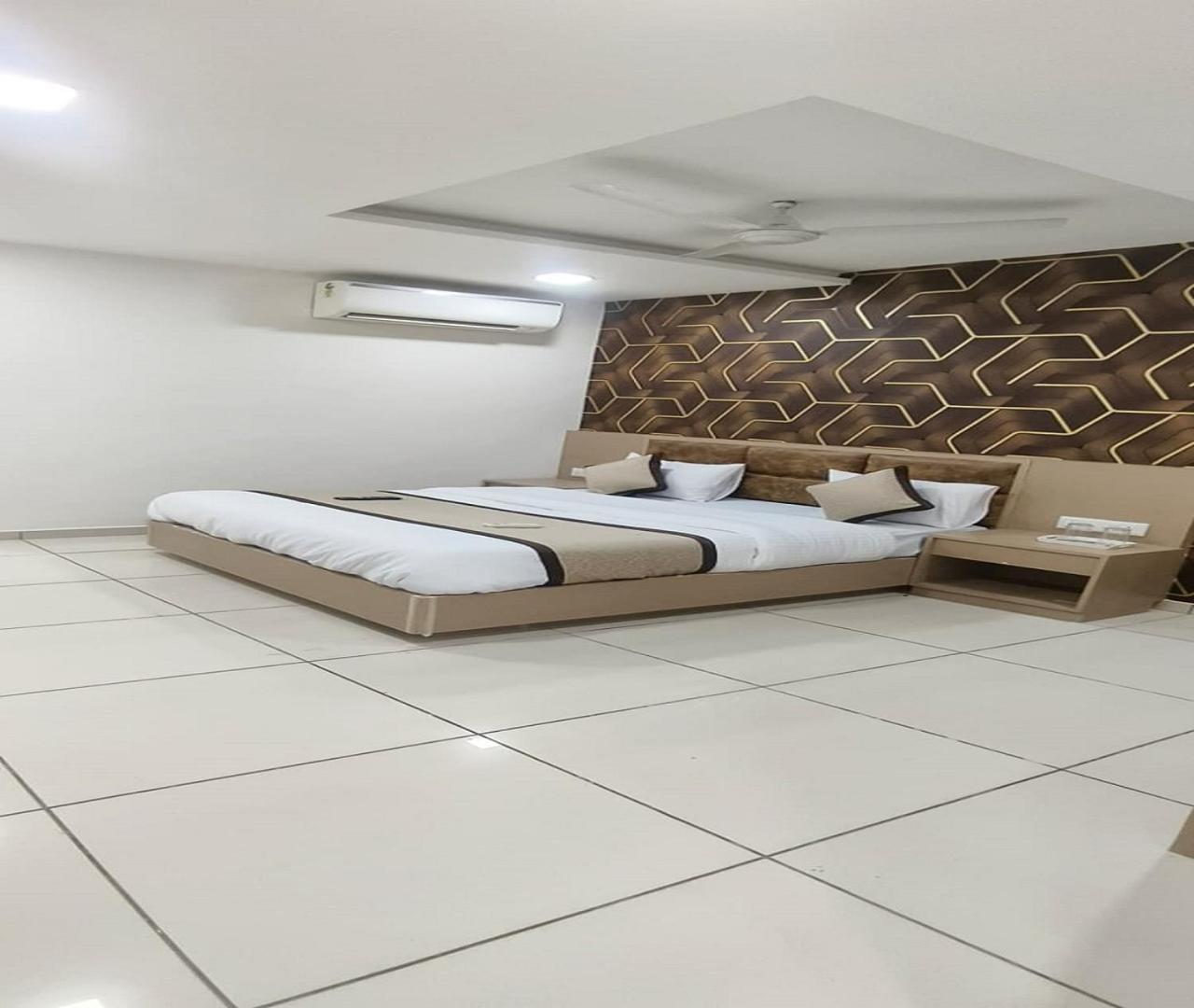 Hotel Nest View Ahmedabad Esterno foto