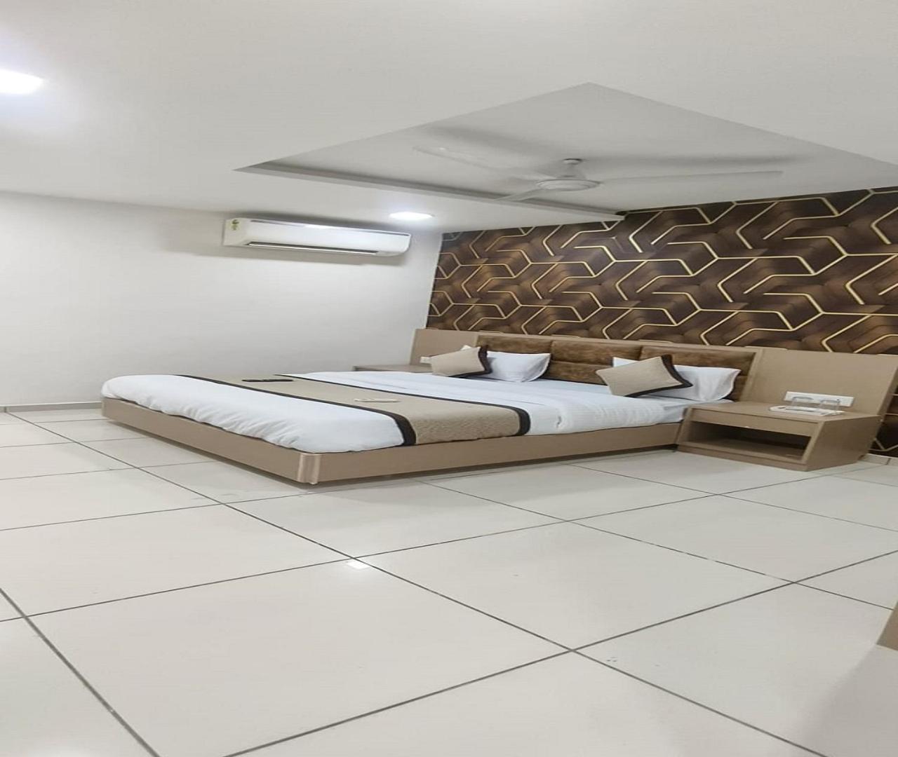 Hotel Nest View Ahmedabad Esterno foto