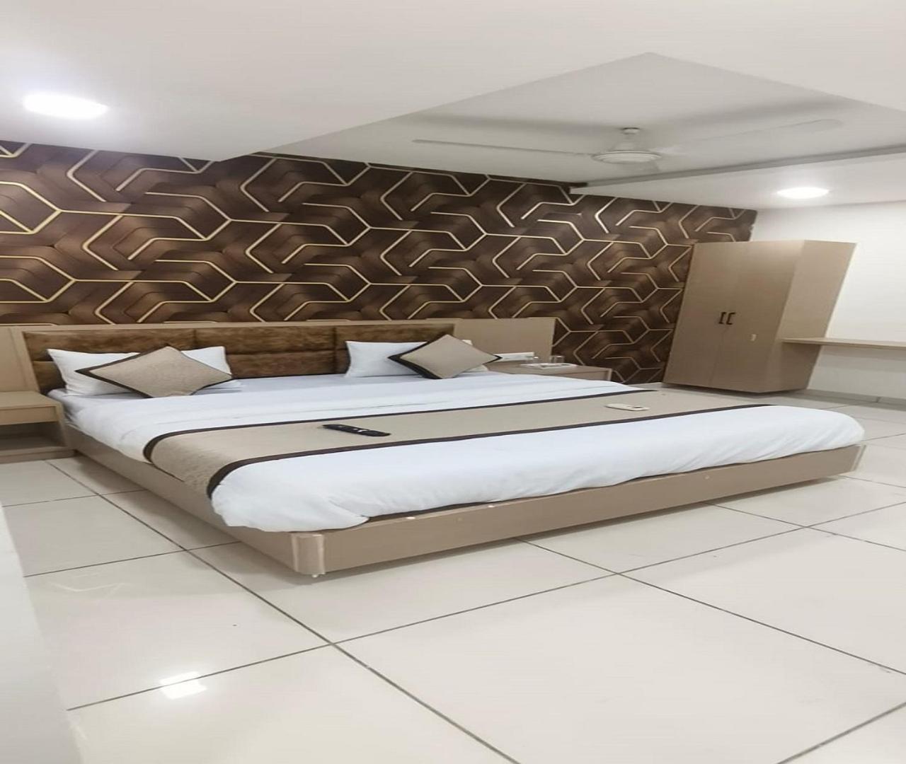 Hotel Nest View Ahmedabad Esterno foto