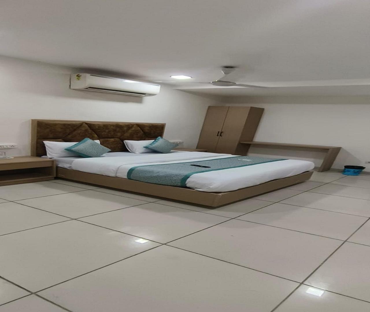 Hotel Nest View Ahmedabad Esterno foto