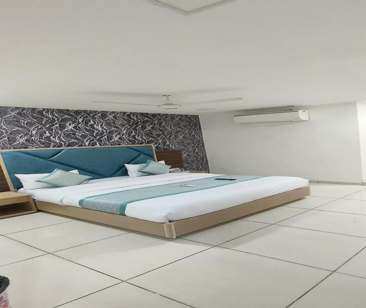 Hotel Nest View Ahmedabad Esterno foto